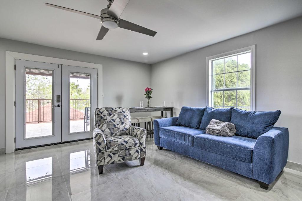 sala de estar con sofá azul y silla en Cozy Texas Gulf Coast Vacation Rental with Patio!, en Brownsville