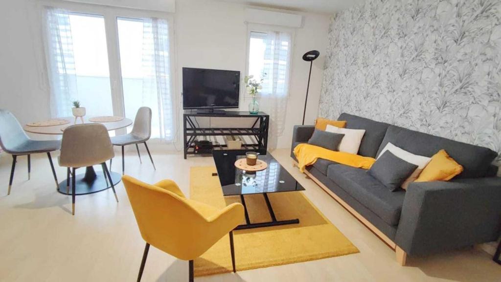 sala de estar con sofá y mesa en Appart Poissy Relax Wi-Fi Pool by Servallgroup, en Carrières-sous-Poissy