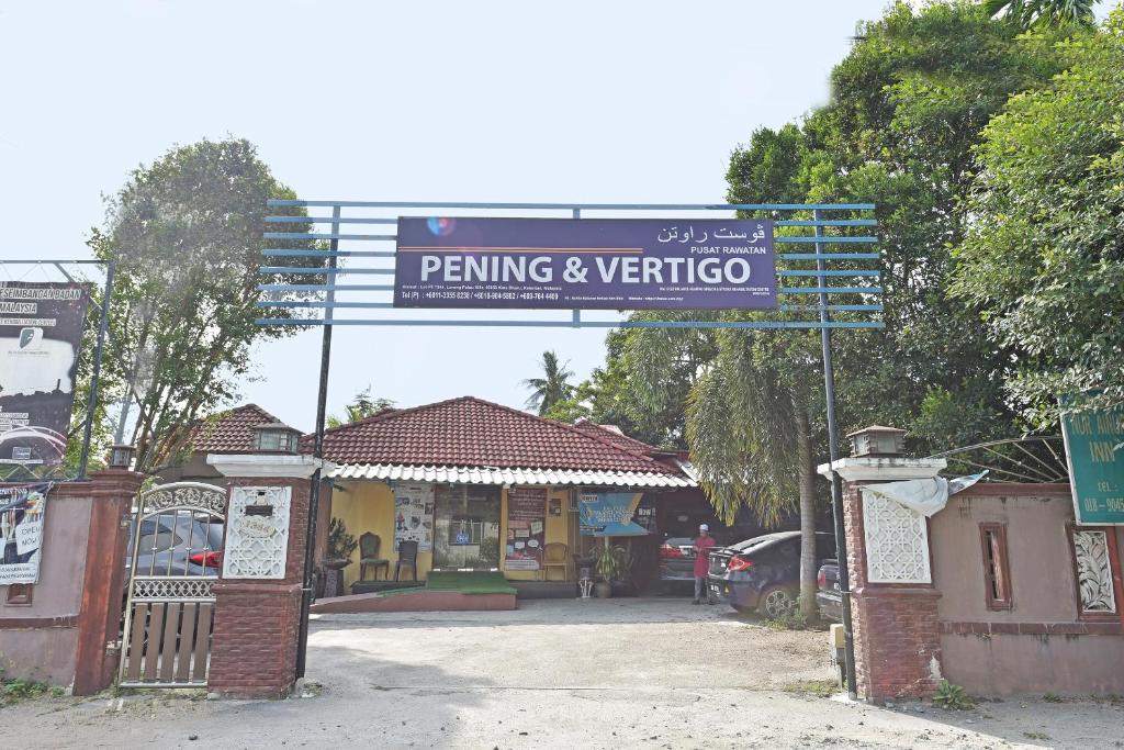 a sign in front of a parking and victoria store at OYO 90740 Paddington Lodge in Kota Bharu