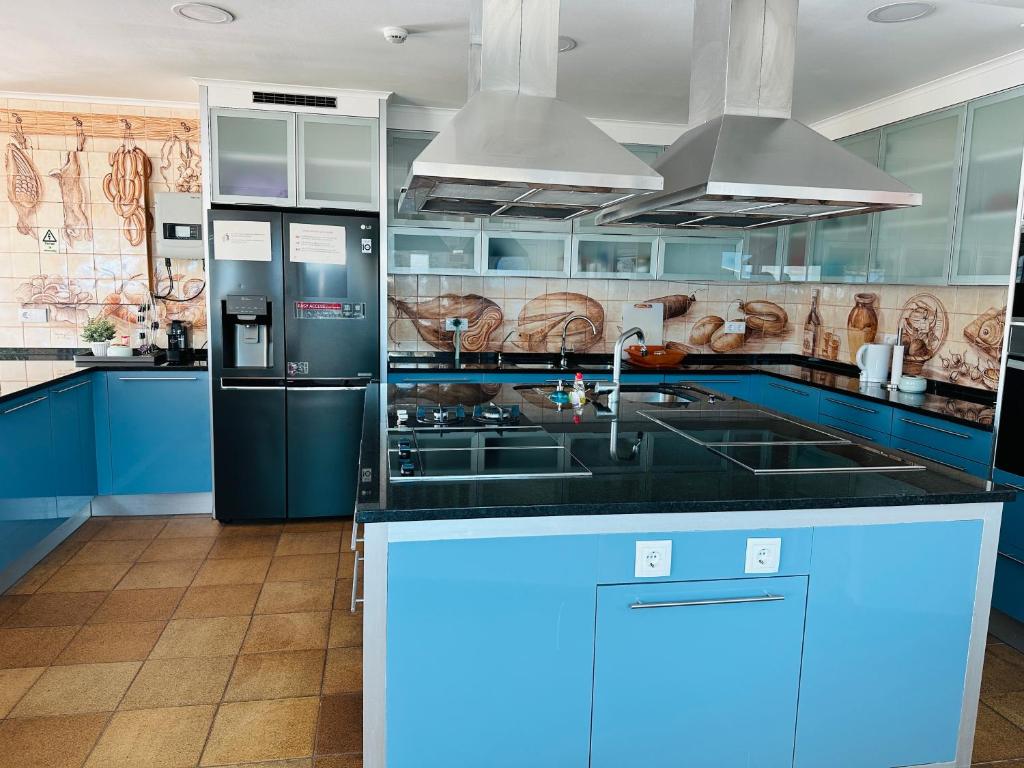 A cozinha ou cozinha compacta de Mega Ocean Magoito - Sintra