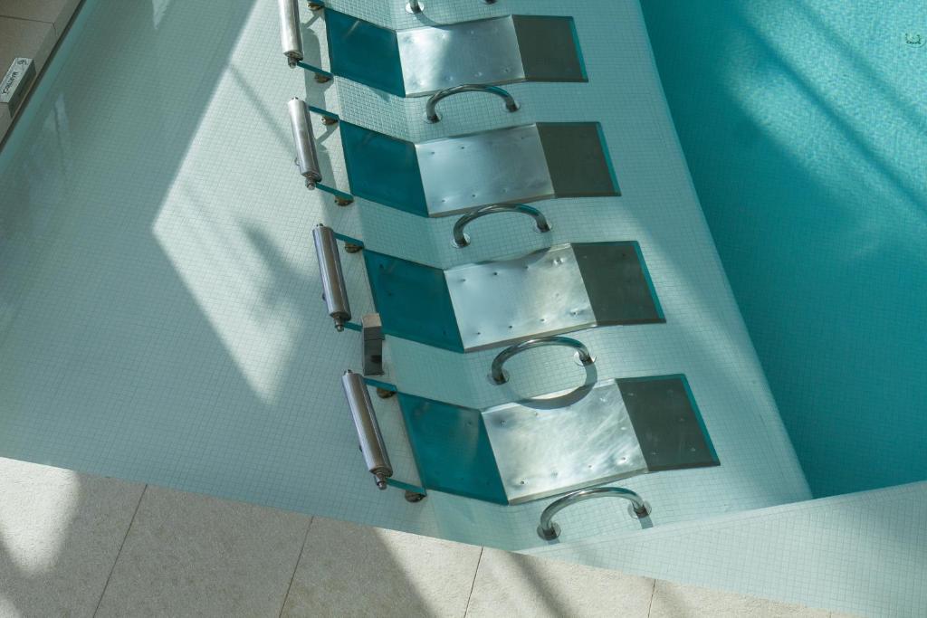 a five tiered towel rack in a swimming pool at Estival Park Silmar in La Pineda