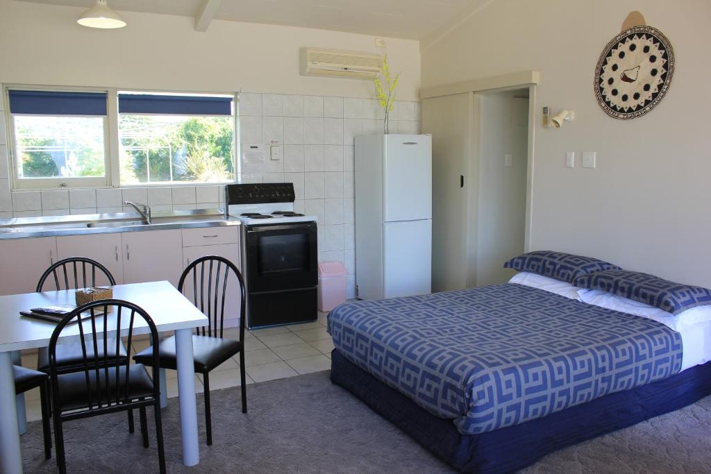 
One Bedroom Apartment with Lake View
