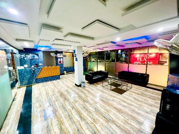 um quarto amplo com uma pista de bowling com cadeiras em AAKAS HOTEL & RESTAURANT em Muzaffarabad