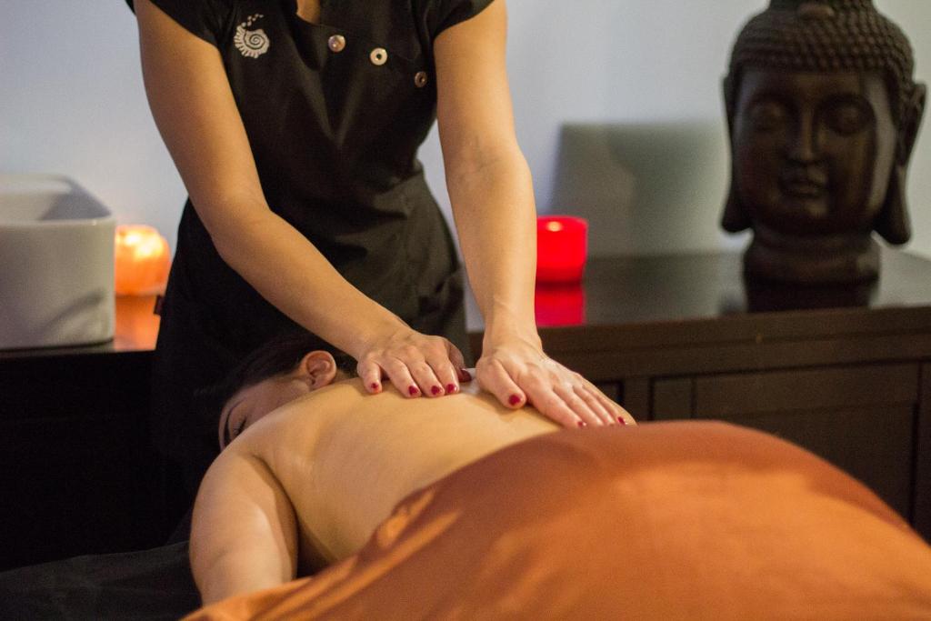 a woman getting a massage from a man at Estival Park Silmar in La Pineda