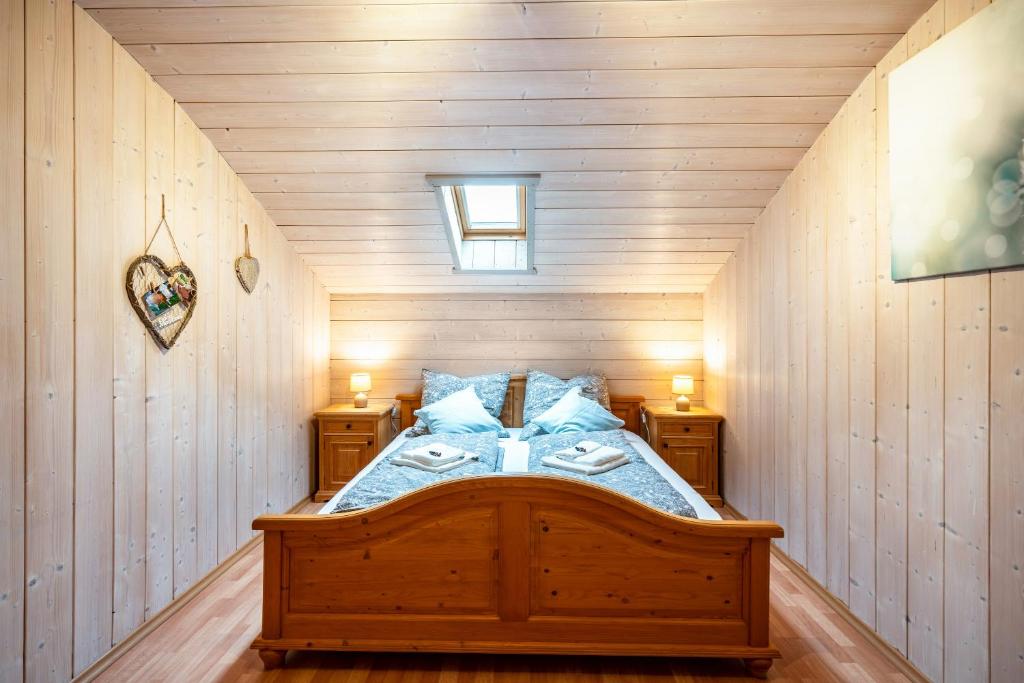 Postel nebo postele na pokoji v ubytování Wohnung Sunntratn