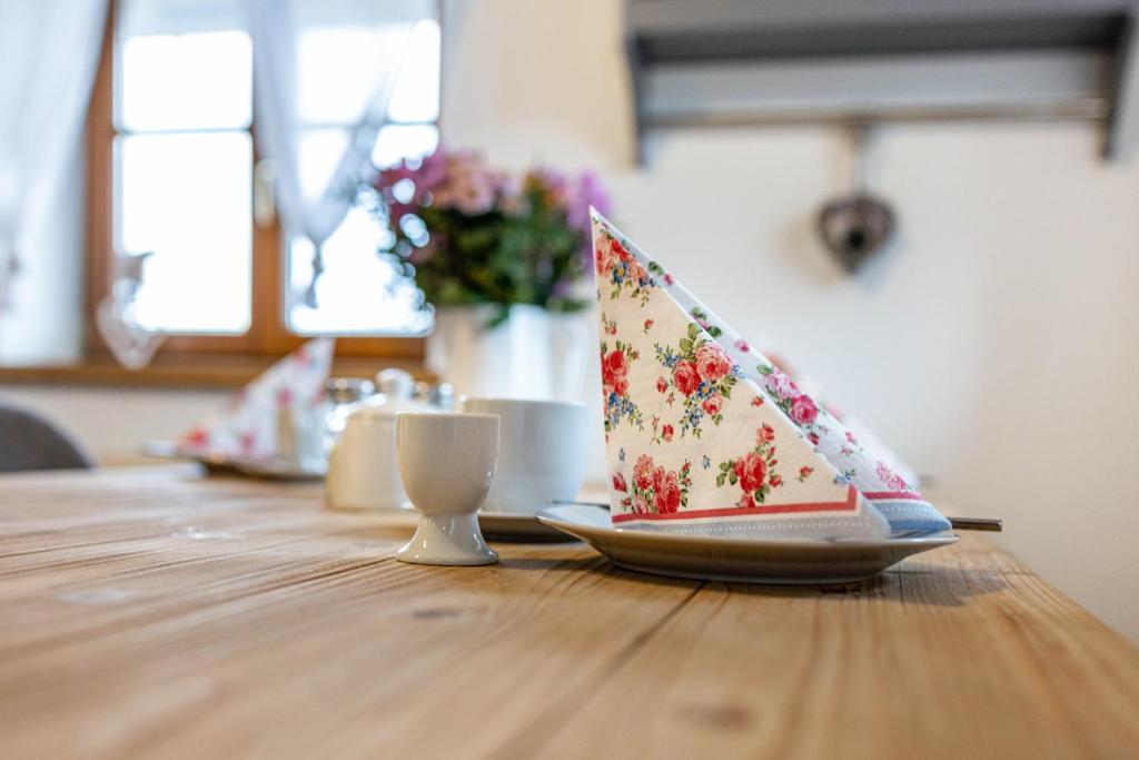 Příslušenství pro přípravu čaje a kávy v ubytování Wohnung Sunntratn