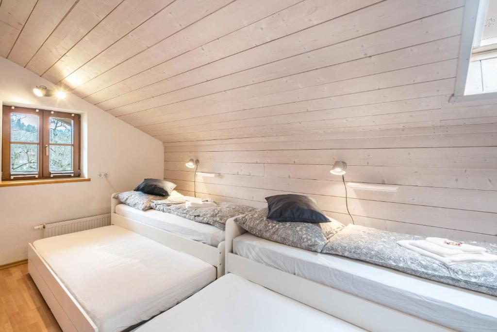 Postel nebo postele na pokoji v ubytování Wohnung Sunntratn