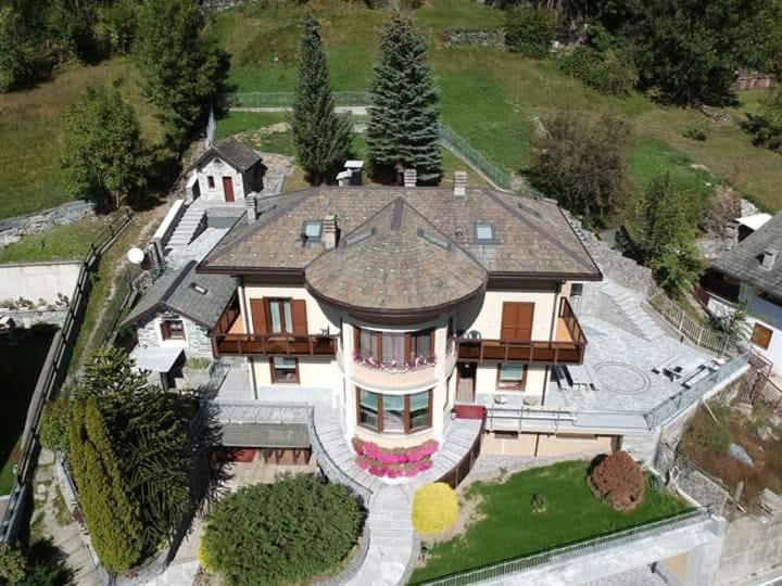 een luchtzicht op een groot huis met bij Hotel Mirage in Chiesa in Valmalenco