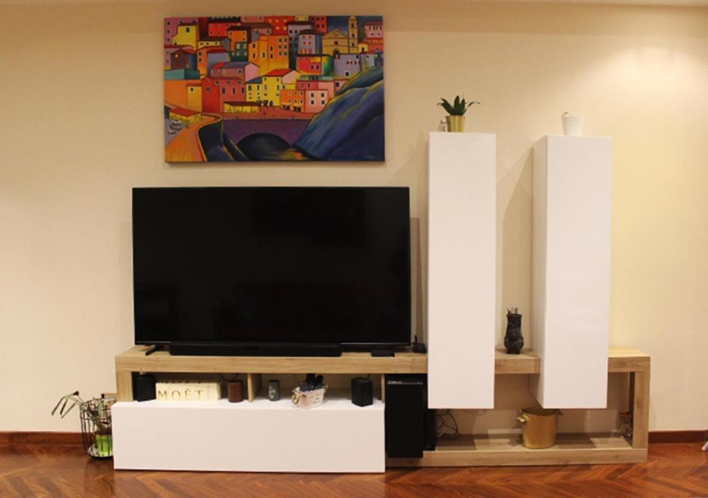 Televízia a/alebo spoločenská miestnosť v ubytovaní Labanca’s house