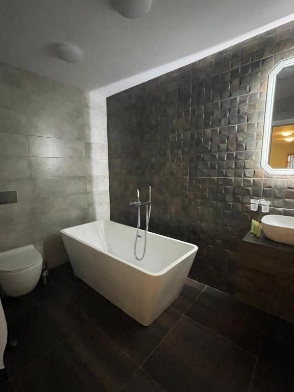 Koupelna v ubytování Olive Apartment with terrace B100 in Grand Resort Pamporovo