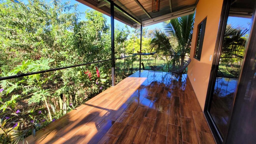 蒙特蘇馬的住宿－Casa Lapa Delicias，房屋阳台的木凳
