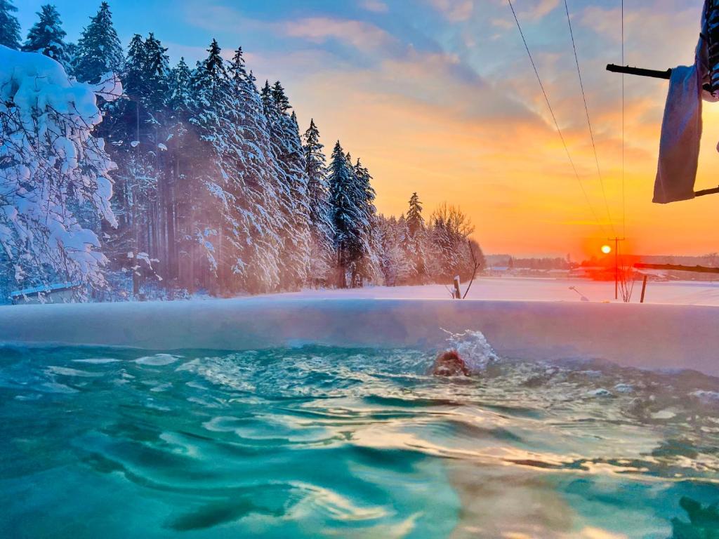 eine Person in einem Whirlpool im Schnee in der Unterkunft Hofwies-Exklusiv - Privates Luxus-Boutique Ferienhaus in Miesbach