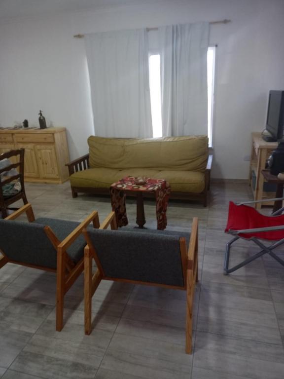 sala de estar con sofá y mesa en Mukanga en San Pedro