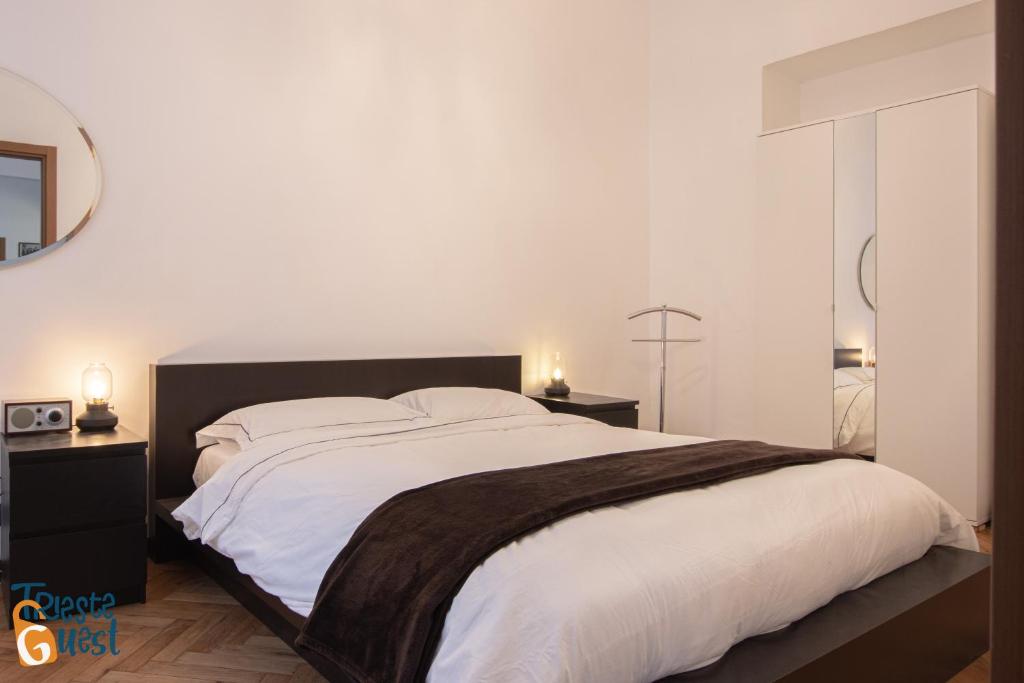 - une chambre blanche avec un grand lit et des draps blancs dans l'établissement Gracie's Getaway x6, à Trieste