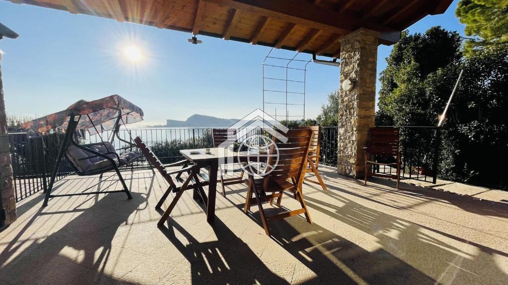 einen Tisch und Stühle auf einem Balkon mit Aussicht in der Unterkunft Villa Felice in San Felice del Benaco