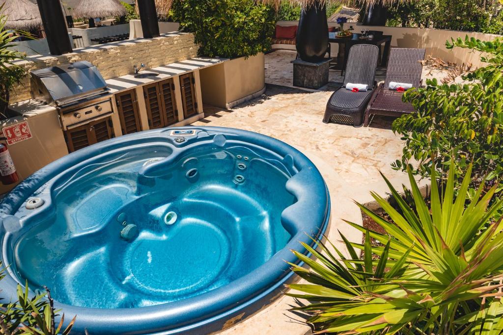 a large blue tub sitting in a yard at El Taj Oceanfront and Beachside Condo Hotel in Playa del Carmen