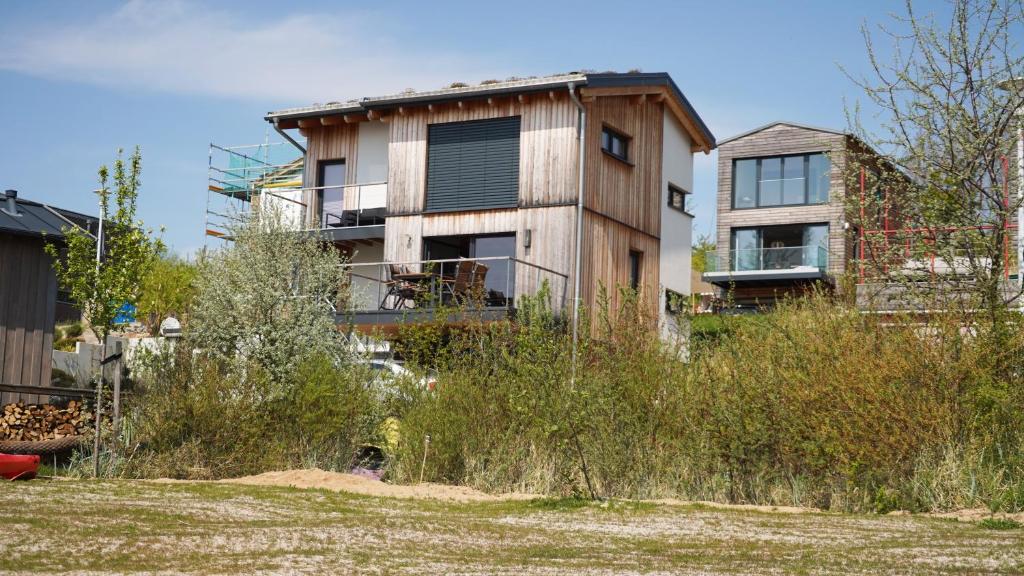 un edificio de apartamentos con un patio delante en FERIENHAUS am HAINER SEE, en Neukieritzsch