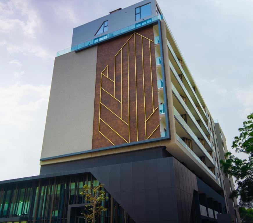 un bâtiment avec une porte en or sur son côté dans l'établissement Splendid Apartments @ The Lennox, à Accra