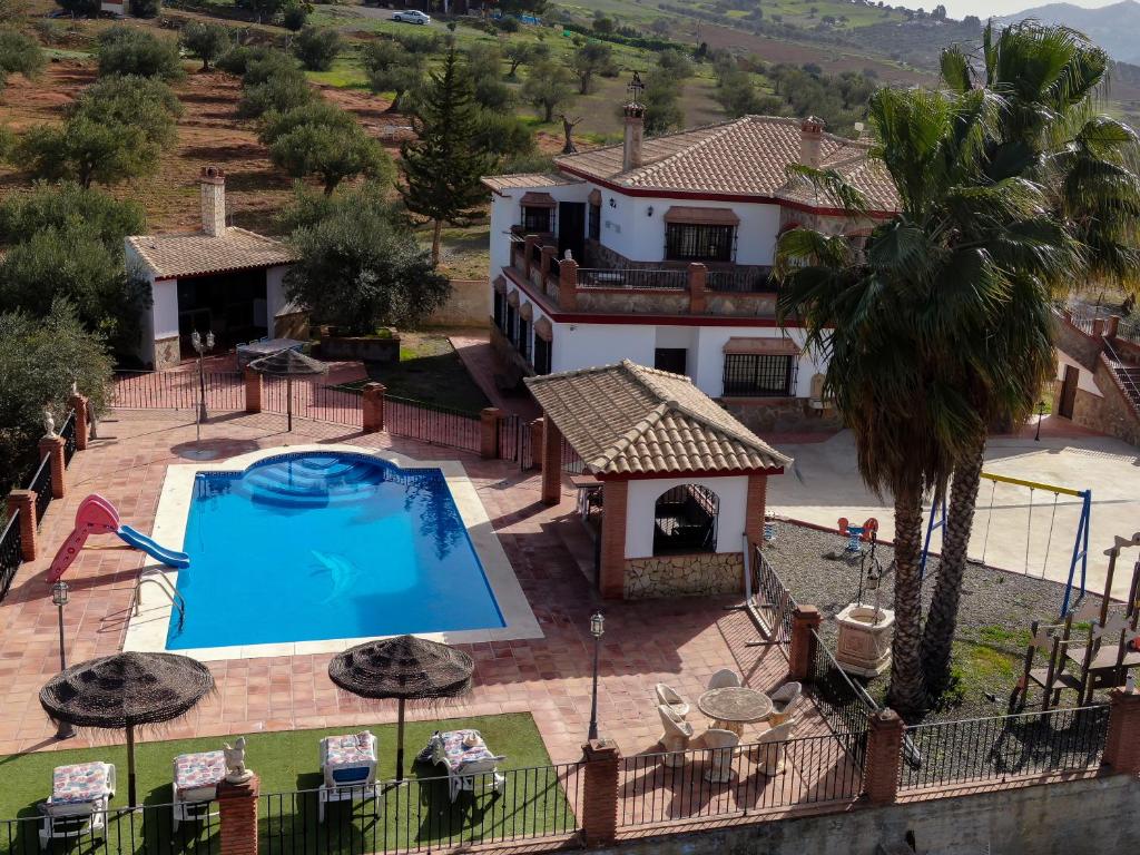 una vista aérea de una villa con piscina en Casa Rural Caminito del Rey en Alora
