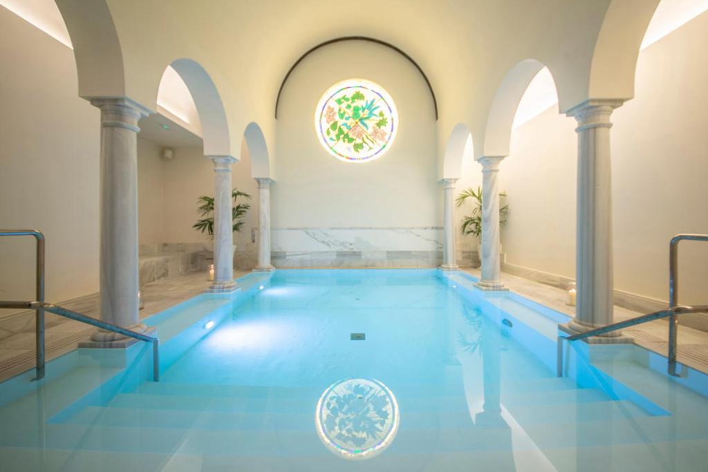 una piscina en un edificio con una vidriera en Gran Hotel Las Caldas by blau hotels - Adults Only, en Las Caldas