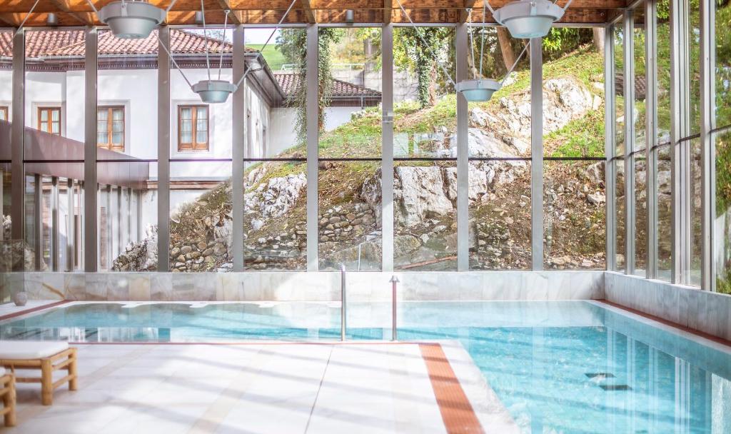 una piscina con vistas a un edificio en Gran Hotel Las Caldas by blau hotels - Adults Only, en Las Caldas