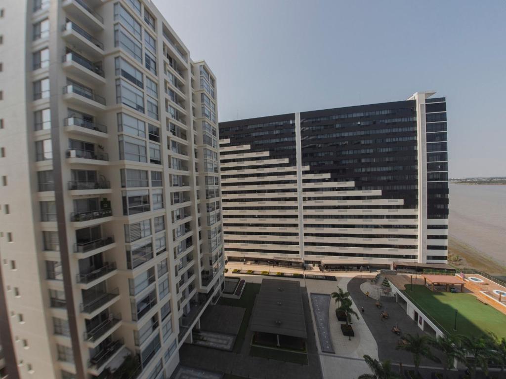 una vista de dos edificios altos junto a la playa en #3 Luxury Suite en Puerto Santa Ana, en Guayaquil