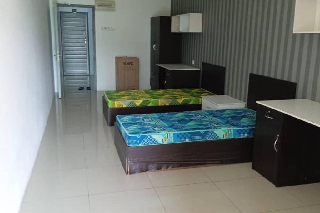 - une chambre avec 2 lits dans une chambre avec un comptoir dans l'établissement Studio House Kampar, à Kampar