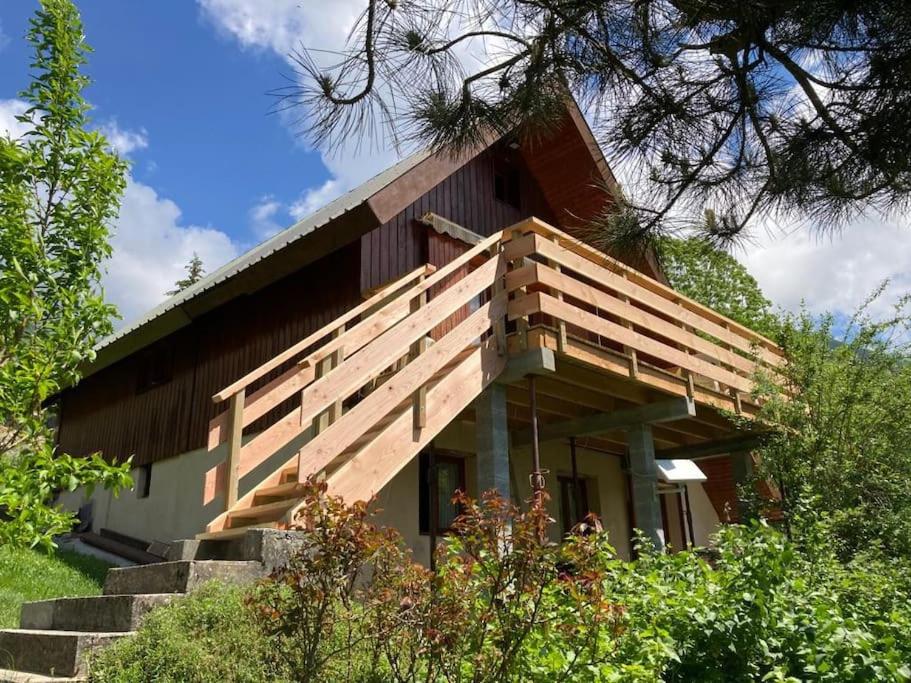 una casa con scale che la conducono di Chalet authentique a La Salette-Fallavaux