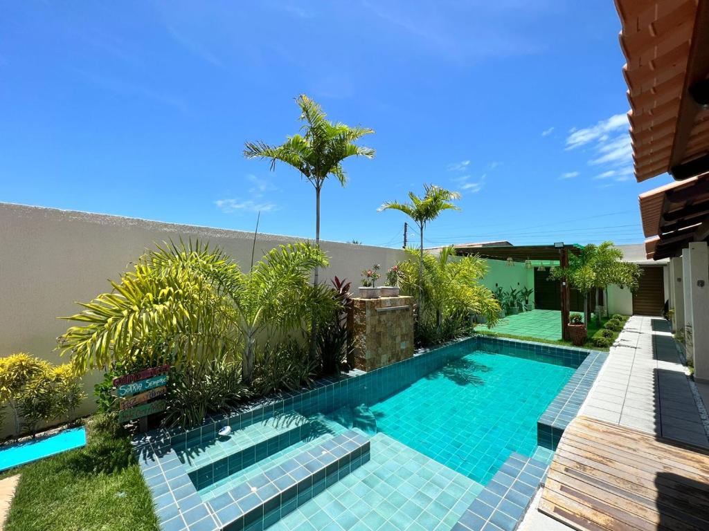 ein Swimmingpool im Hinterhof eines Hauses in der Unterkunft Casa de Temporada - Barra de São Miguel in Barra de São Miguel