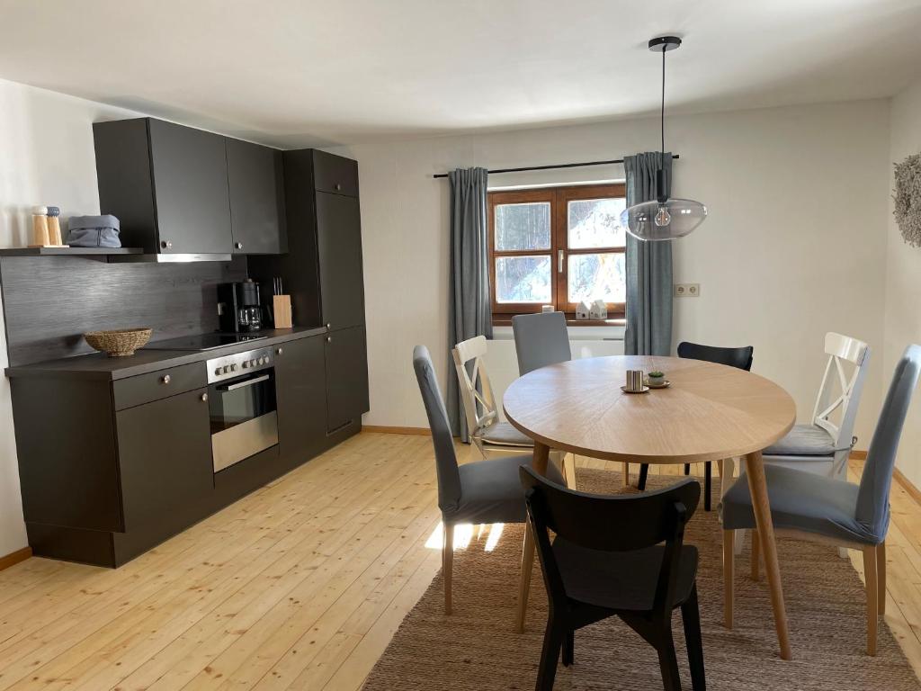 Kuchyňa alebo kuchynka v ubytovaní Appartement Josef im Bauernhaus Edt