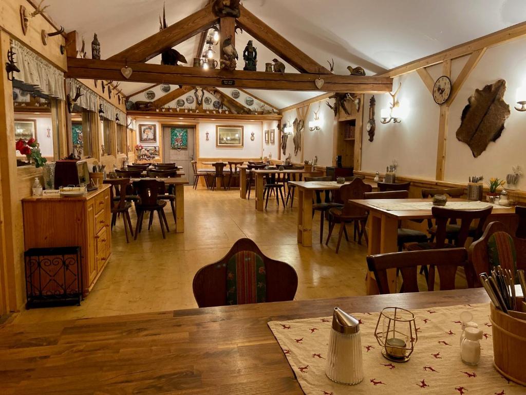 Reštaurácia alebo iné gastronomické zariadenie v ubytovaní Gasthof Rafting Alm