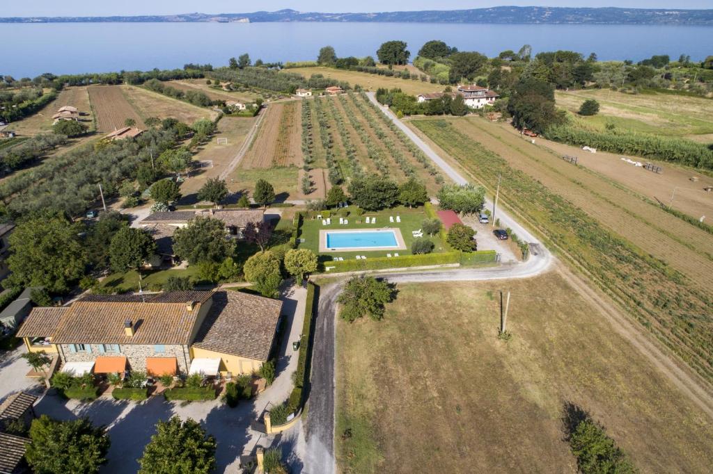 una vista aerea di una casa con campo e piscina di Agriturismo L'Antica Fattoria a Bolsena