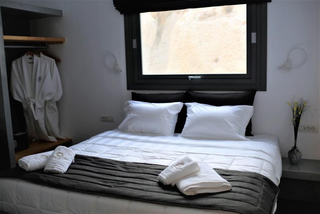 Postel nebo postele na pokoji v ubytování A Lux Villas Santorini