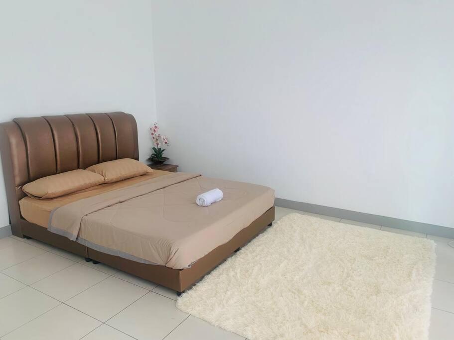Un pat sau paturi într-o cameră la Dedaun Homestay Batu Pahat
