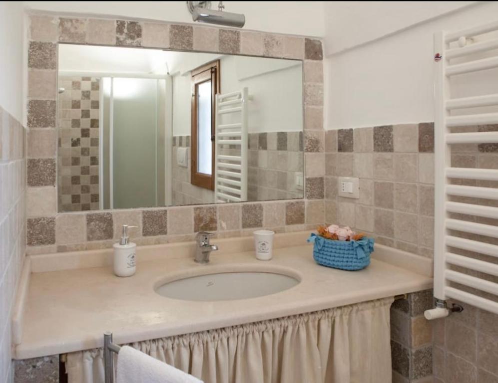 A bathroom at Masseria I Raffi b&b