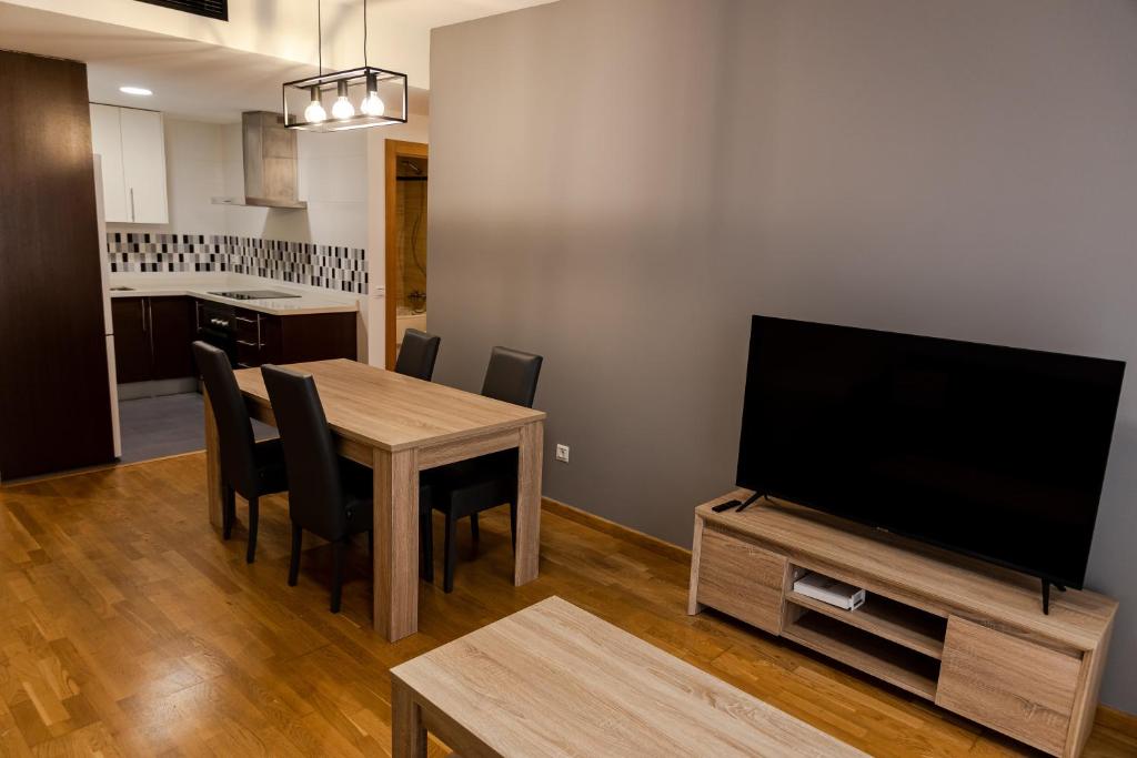 een woonkamer met een eettafel en een flatscreen-tv bij Castellon Ribalta Apartments - Parking disponible in Castellón de la Plana