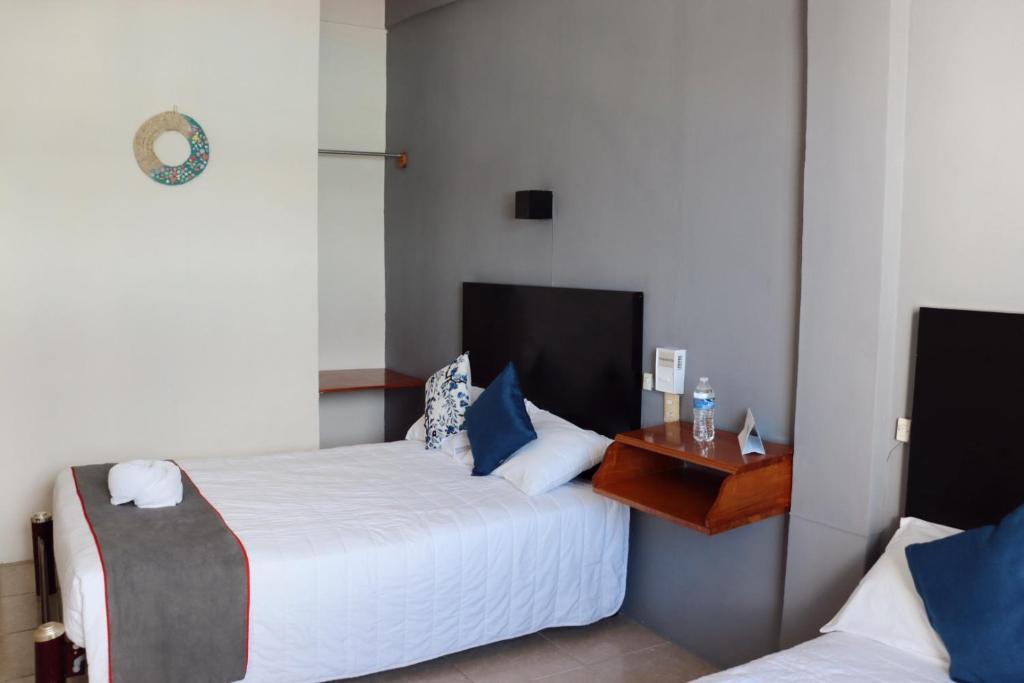 מיטה או מיטות בחדר ב-Hotel Las Brisas