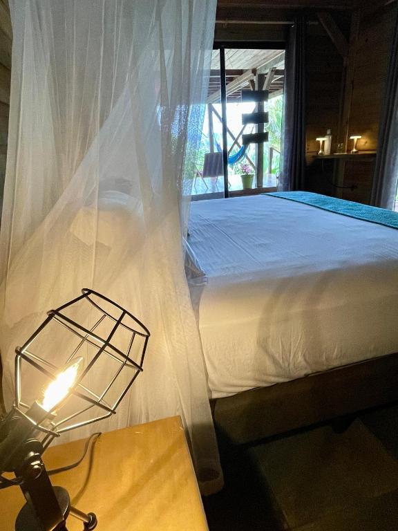 Postel nebo postele na pokoji v ubytování Eden Jungle Lodge