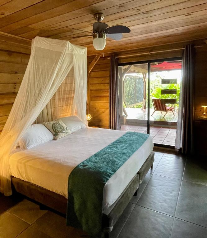 Postel nebo postele na pokoji v ubytování Eden Jungle Lodge