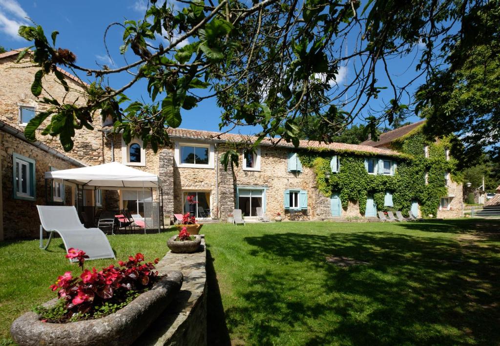 uitzicht op het huis vanuit de tuin bij Domaine de Malouziès in Fontiers-Cabardès