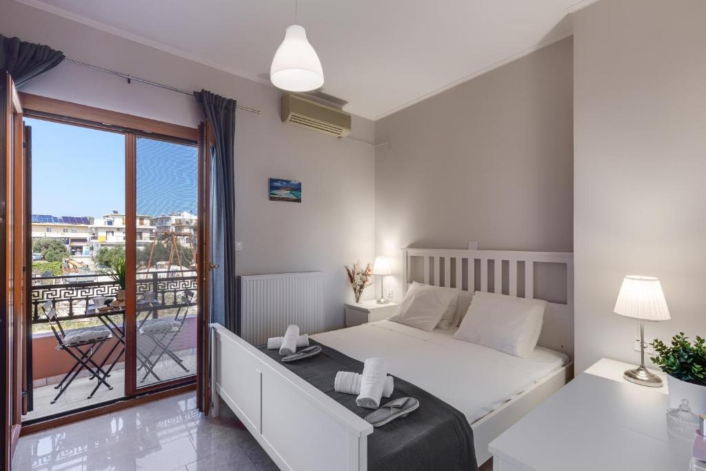 1 dormitorio con 1 cama y balcón en Stema City Apartment en La Canea