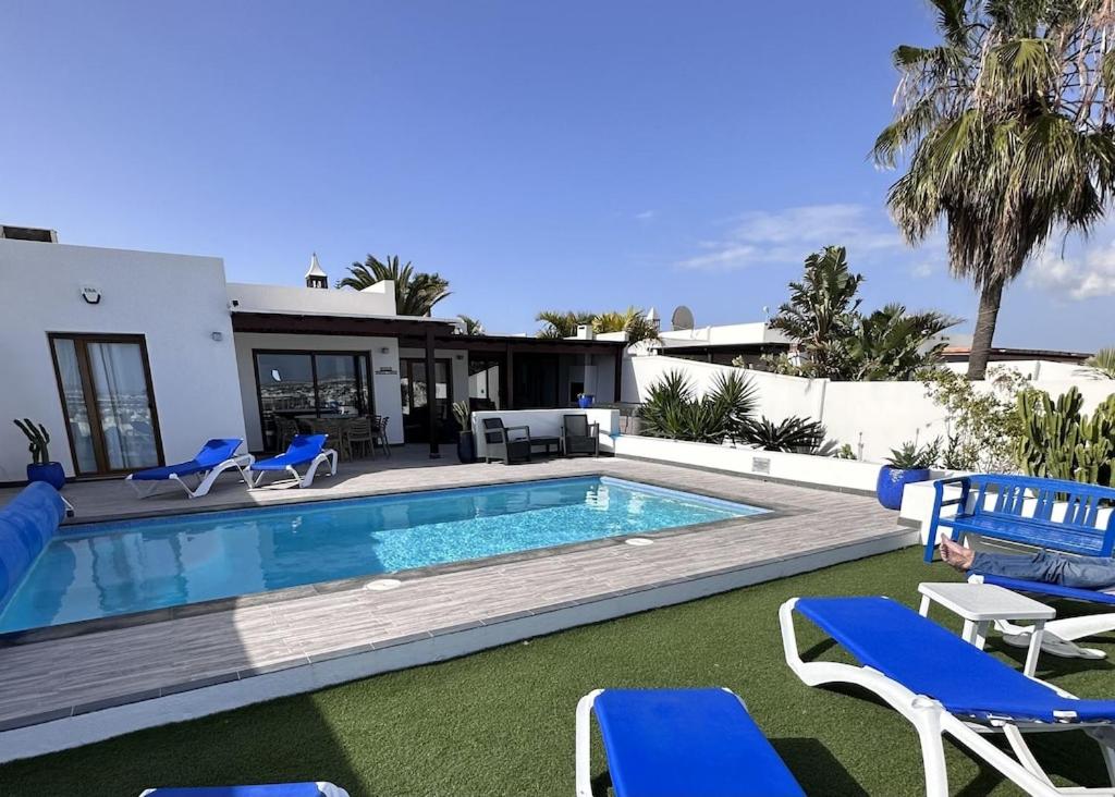 a villa with a swimming pool and a house at Villa Bella Vista in Playa Blanca