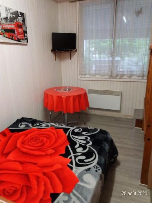 Posteľ alebo postele v izbe v ubytovaní Studio pour deux personnes au centre et calme