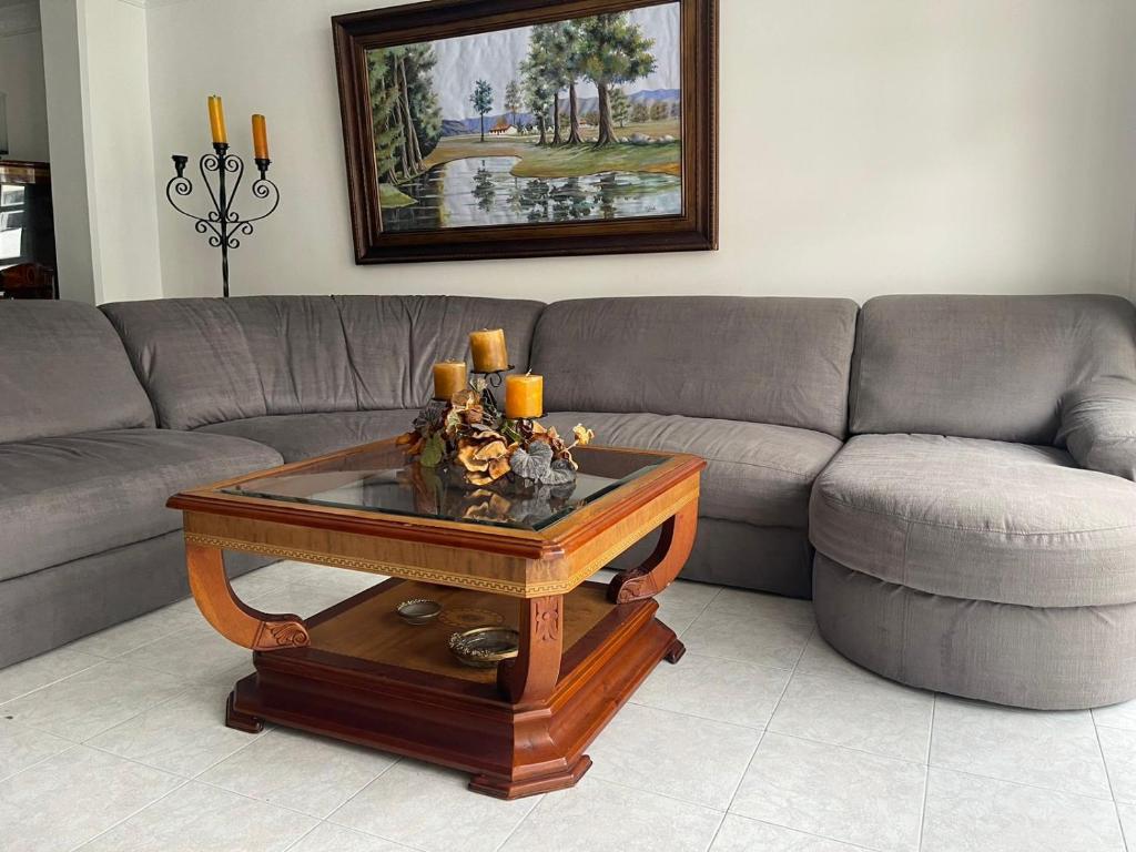 sala de estar con sofá y mesa de centro en Quiet apartment in Laureles, en Medellín