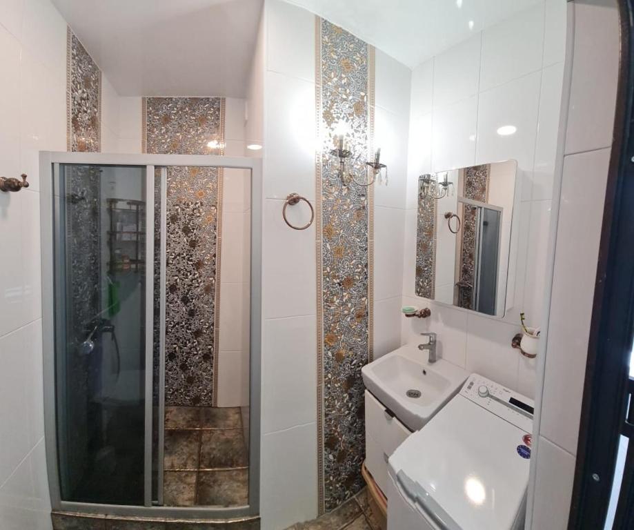 巴統的住宿－Квартира студия в Батуми，带淋浴和盥洗盆的浴室