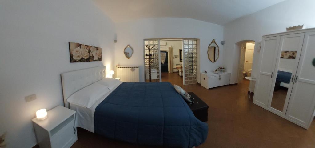 a bedroom with a bed with a blue blanket at La Piccola Oasi con parcheggio in Florence