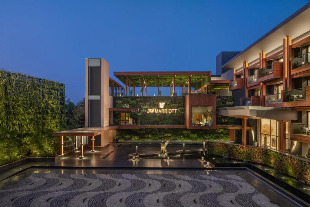 um edifício com uma piscina em frente em JW Marriott Goa em Vagator