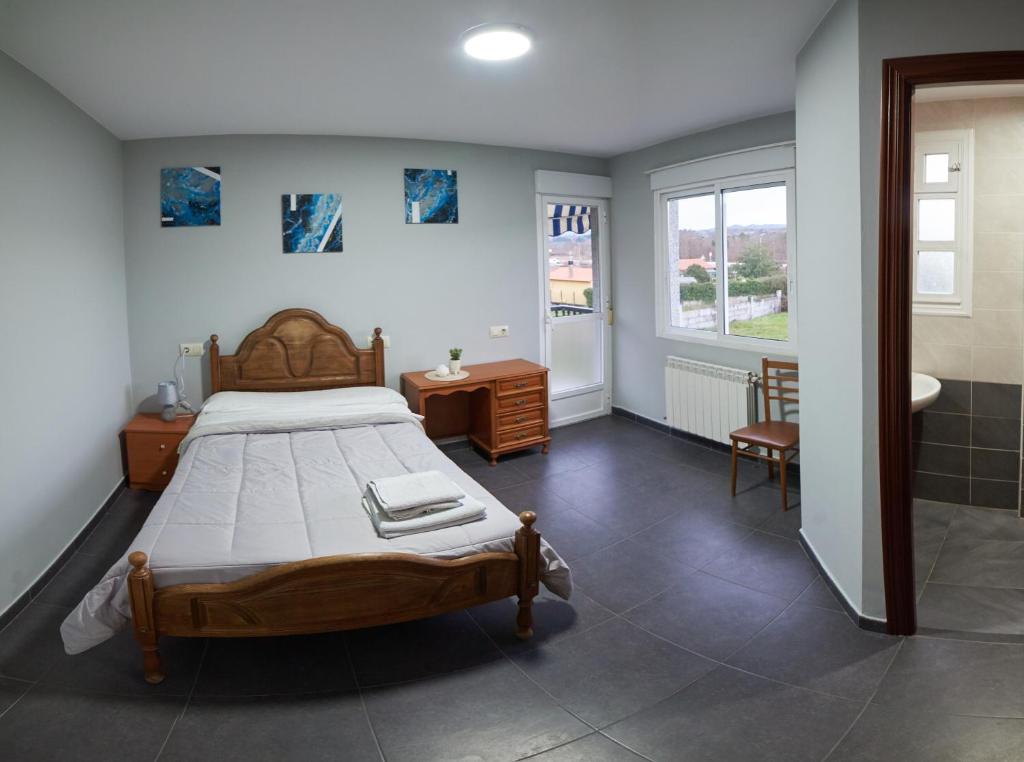 sypialnia z dużym łóżkiem i łazienką w obiekcie Hostal Molgas w mieście A Medorra