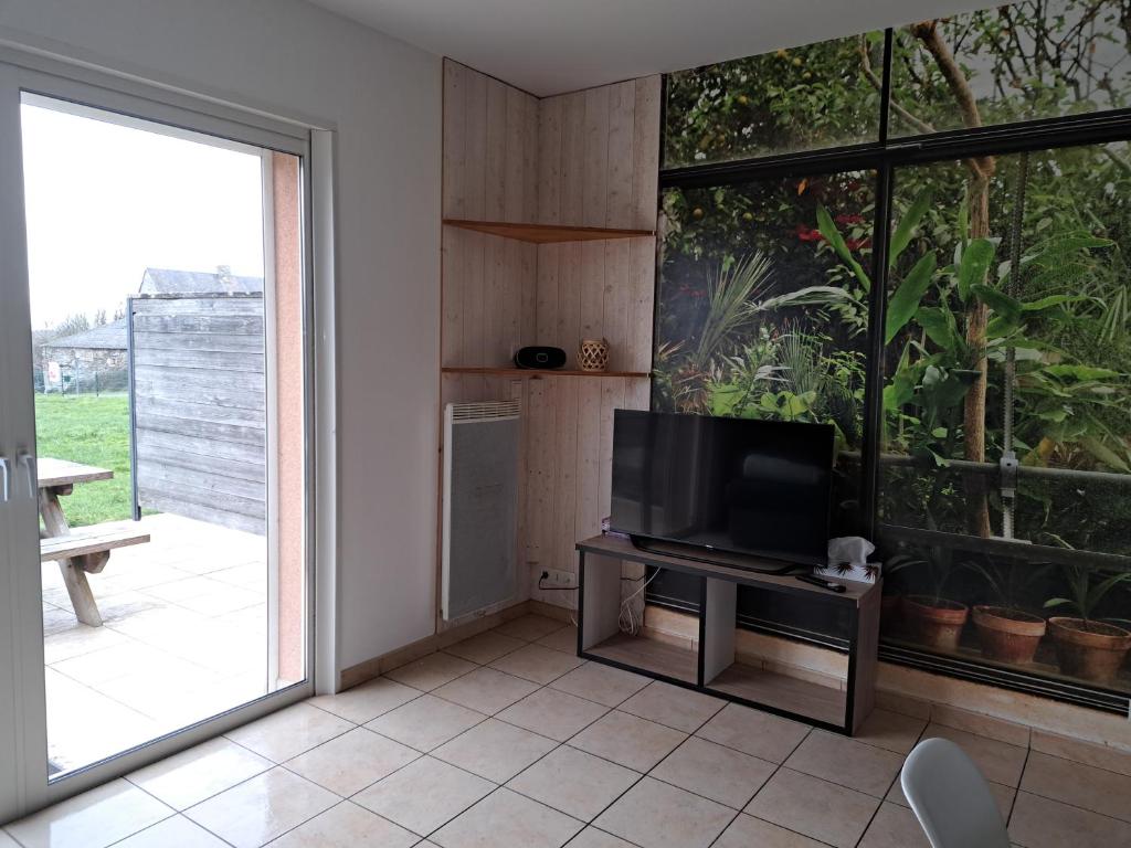 Kuchyňa alebo kuchynka v ubytovaní La Chaumière avec piscine privée, à 5 minutes du Mont St-Michel