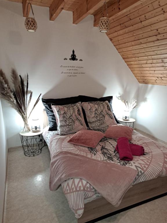 Posteľ alebo postele v izbe v ubytovaní La Chaumière avec piscine privée, à 5 minutes du Mont St-Michel